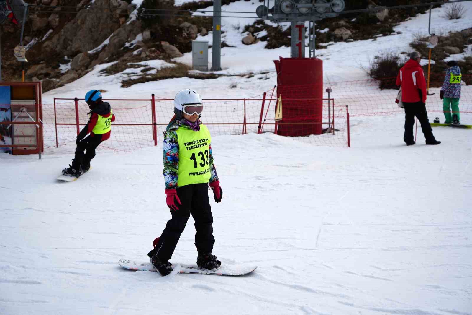 Snowboard T&uuml;rkiye Şampiyonası Ergan Dağı&rsquo;nda başladı
