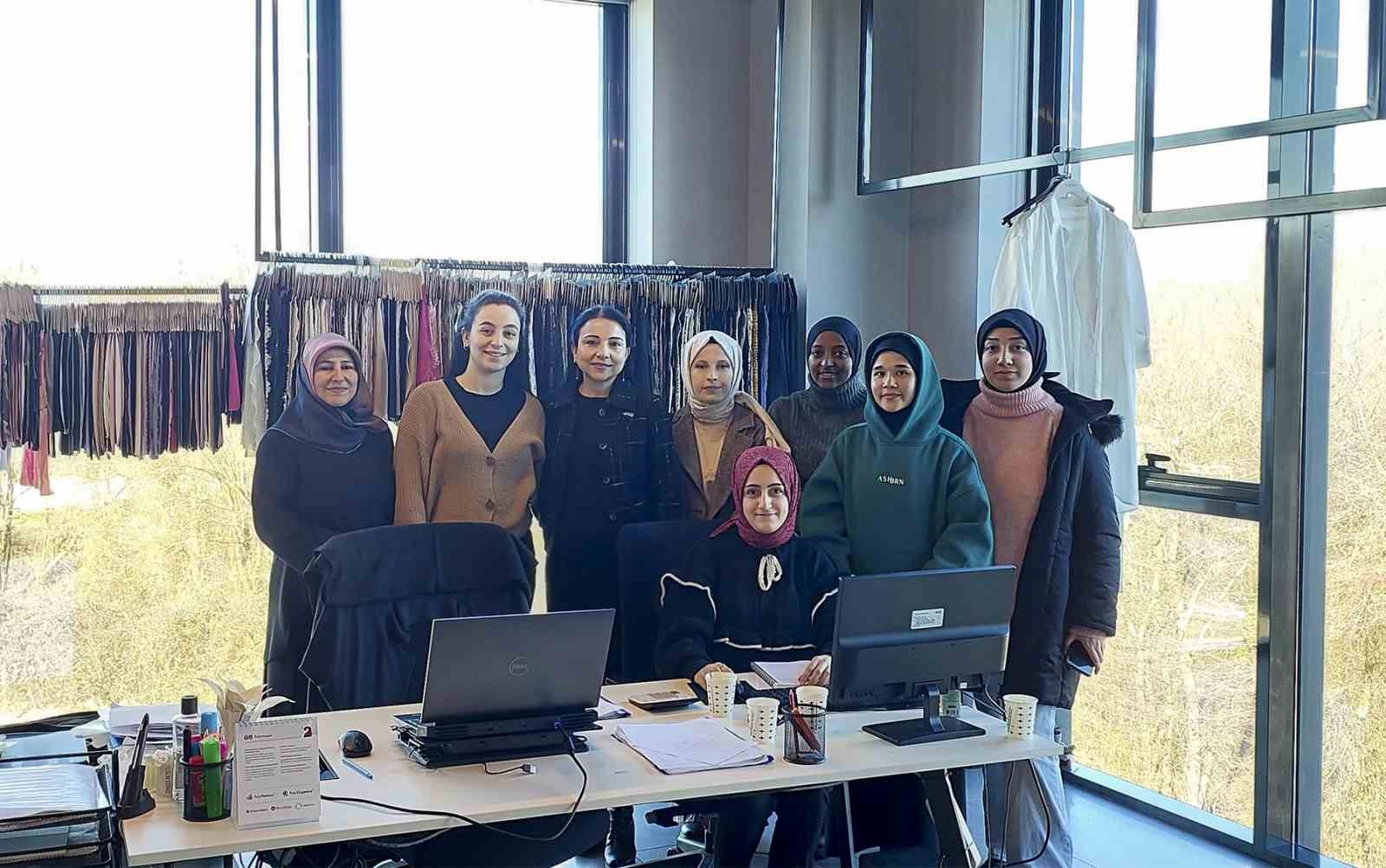 Geleceğin moda tasarımcıları teknik bilgileri yerinde &ouml;ğrendi
