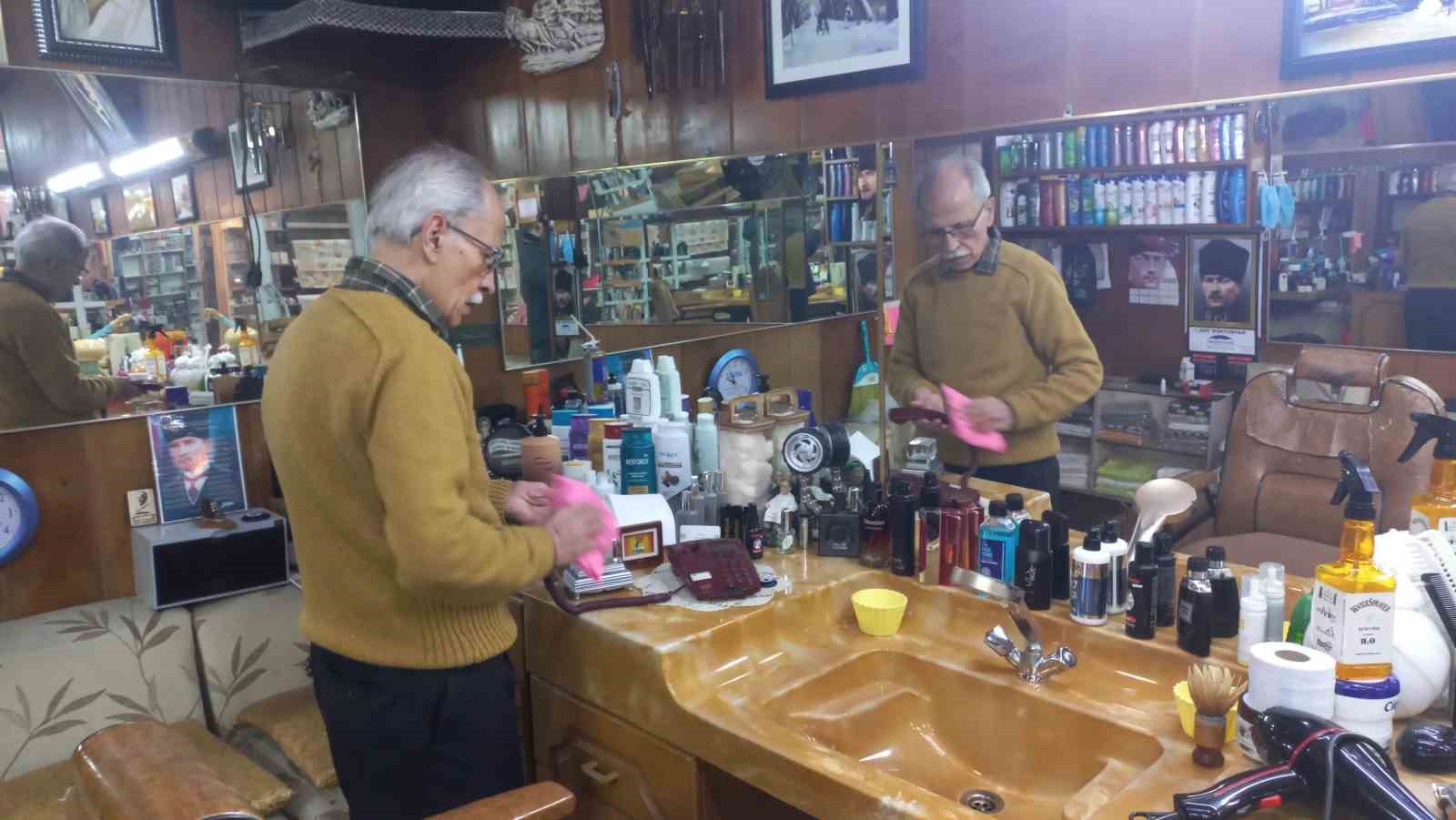 57 yıldır aynı mekanda saça ustalık yapıyor