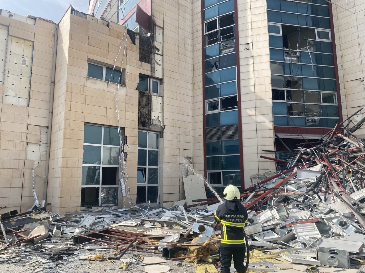 Eski diş fakültesi binasında çıkan yangın korkuttu
