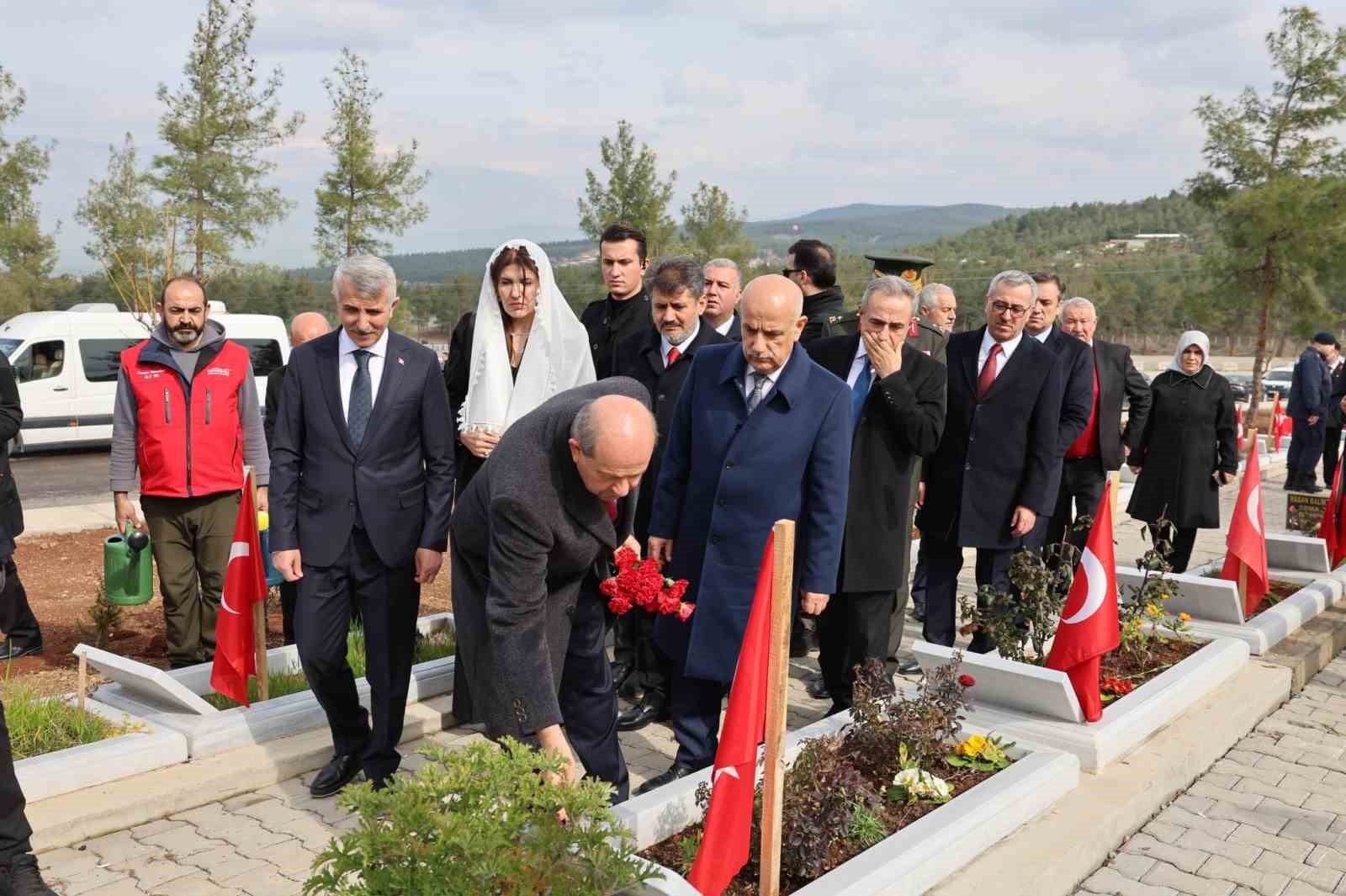 KKTC Cumhurbaşkanı Tatar, Kahramanmaraş&rsquo;ta mezarlık ziyaretinde bulundu
