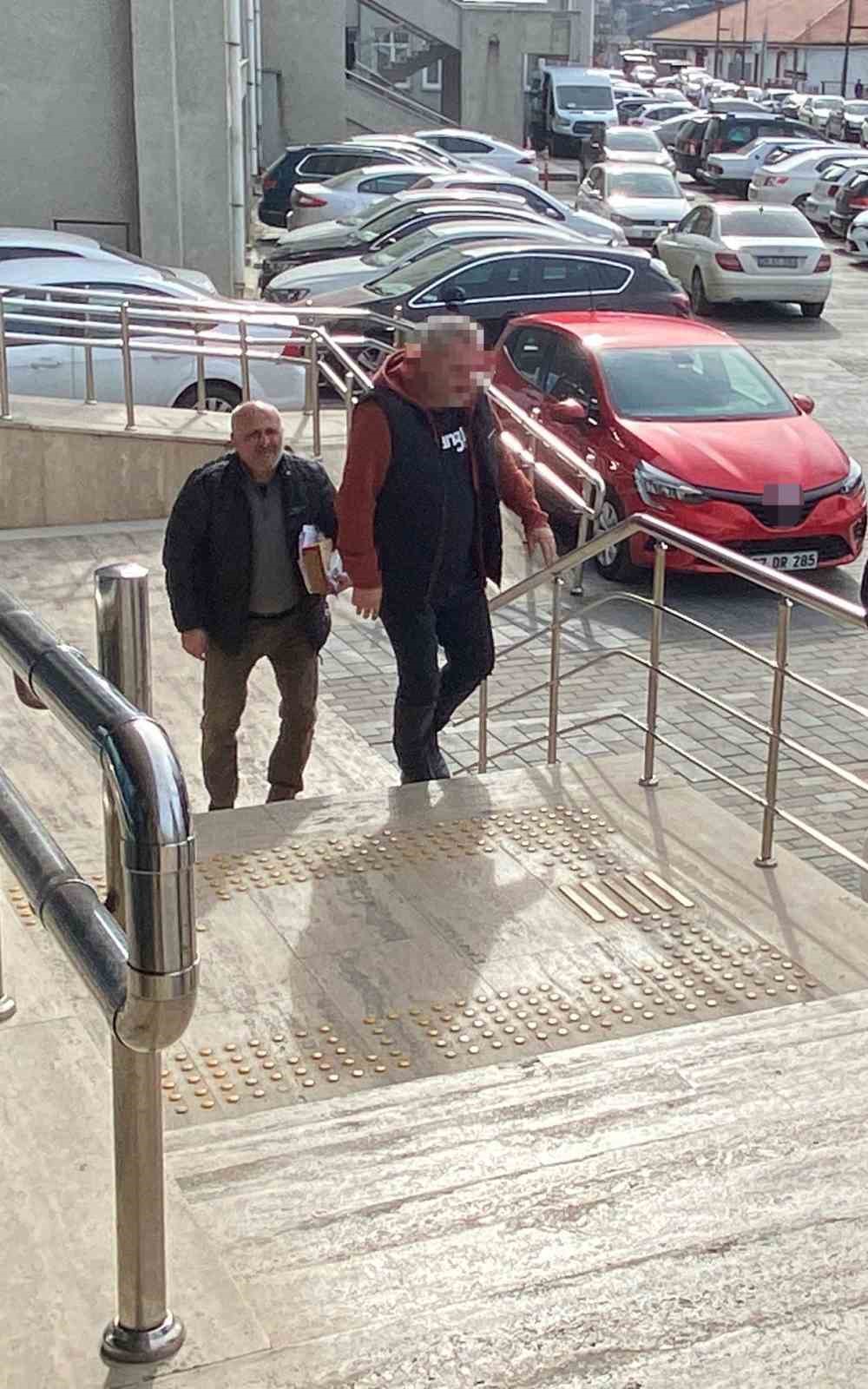 Alkoll&uuml; halde kaza yapan kurum m&uuml;d&uuml;r&uuml;, kavgada silahını g&ouml;sterdiği iddiasıyla adliyeye sevk edildi
