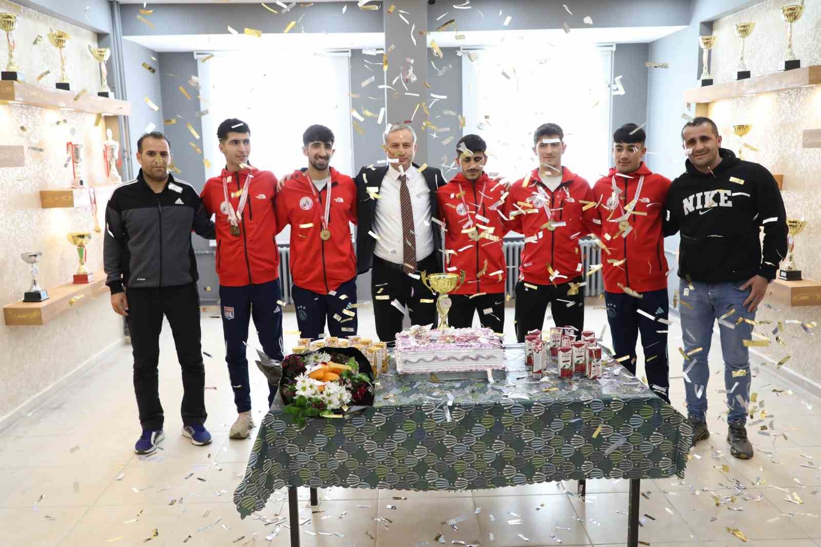 Kros şampiyonları coşkuyla karşılandı
