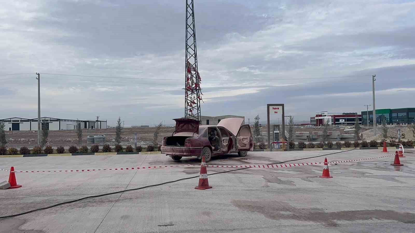 Yanan s&uuml;r&uuml;c&uuml; yarasını unutup sedye &uuml;zerinde yakınlarını teselli etti
