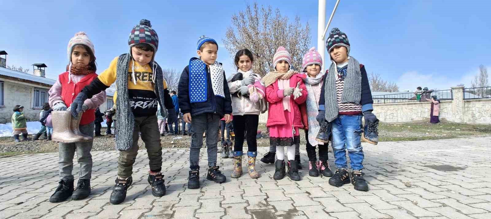 Muş’ta bir araya gelen gönüllüler köy okullarındaki öğrencileri sevindiriyor