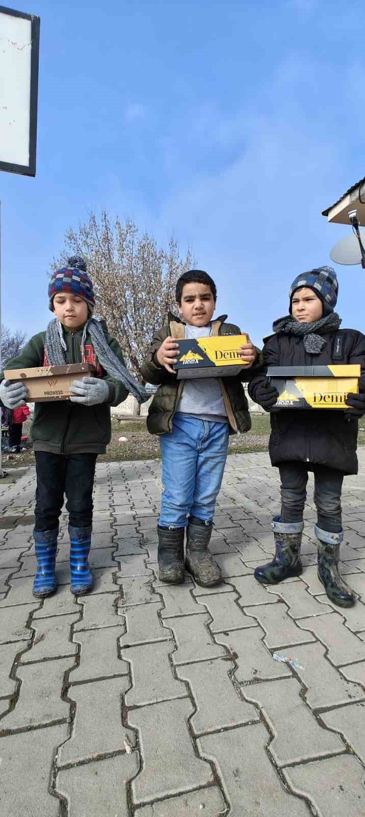 Muş’ta bir araya gelen gönüllüler köy okullarındaki öğrencileri sevindiriyor
