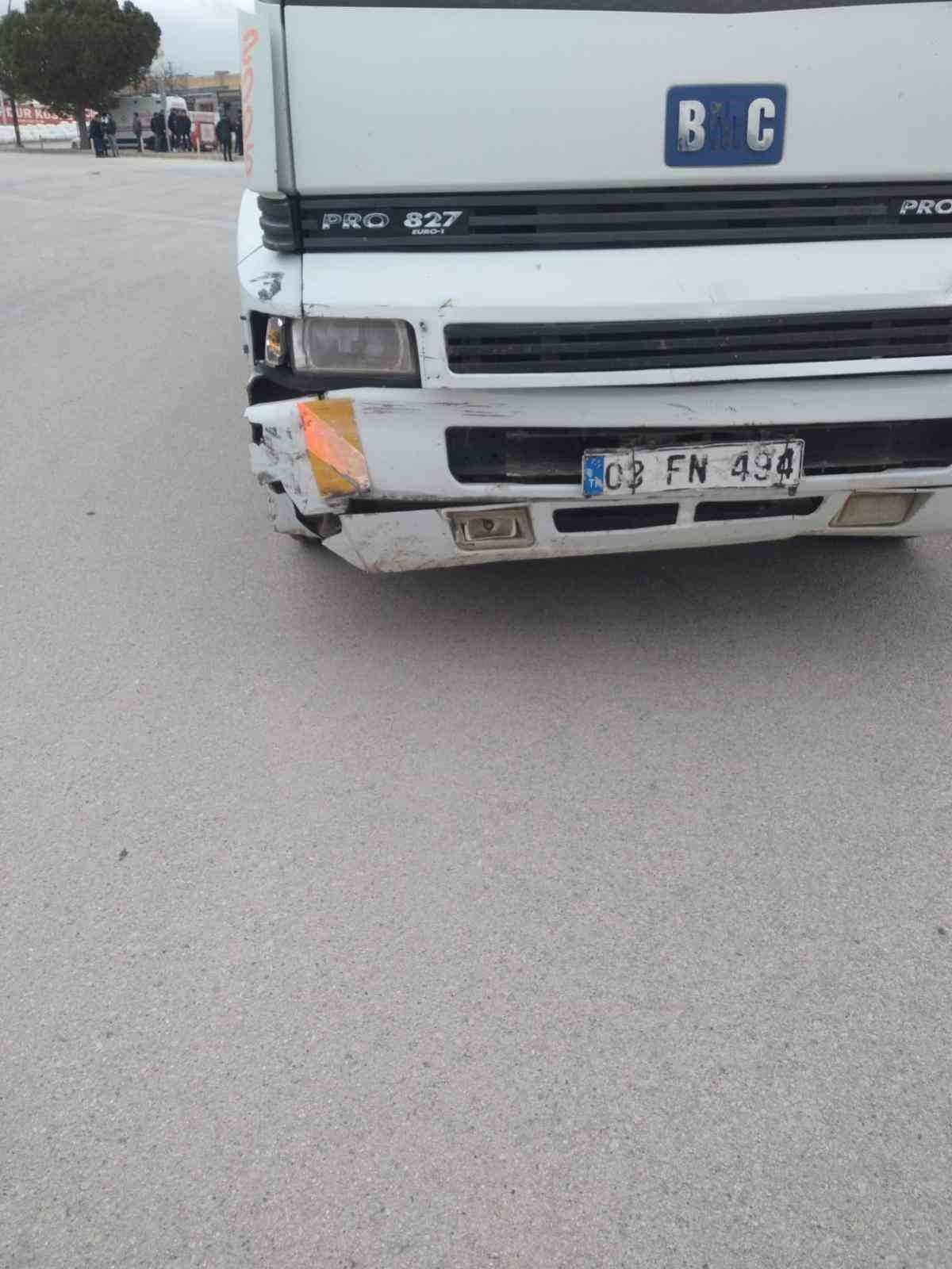Burdur&rsquo;da kamyon ile &ccedil;arpışan otomobil takla attı: 1 yaralı
