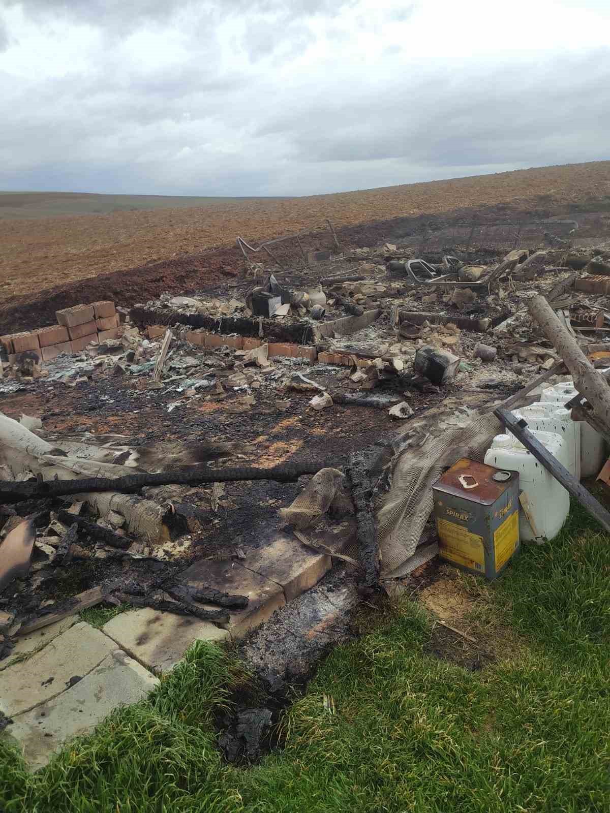 Tekirdağ’da üç koyun ağılı küle döndü