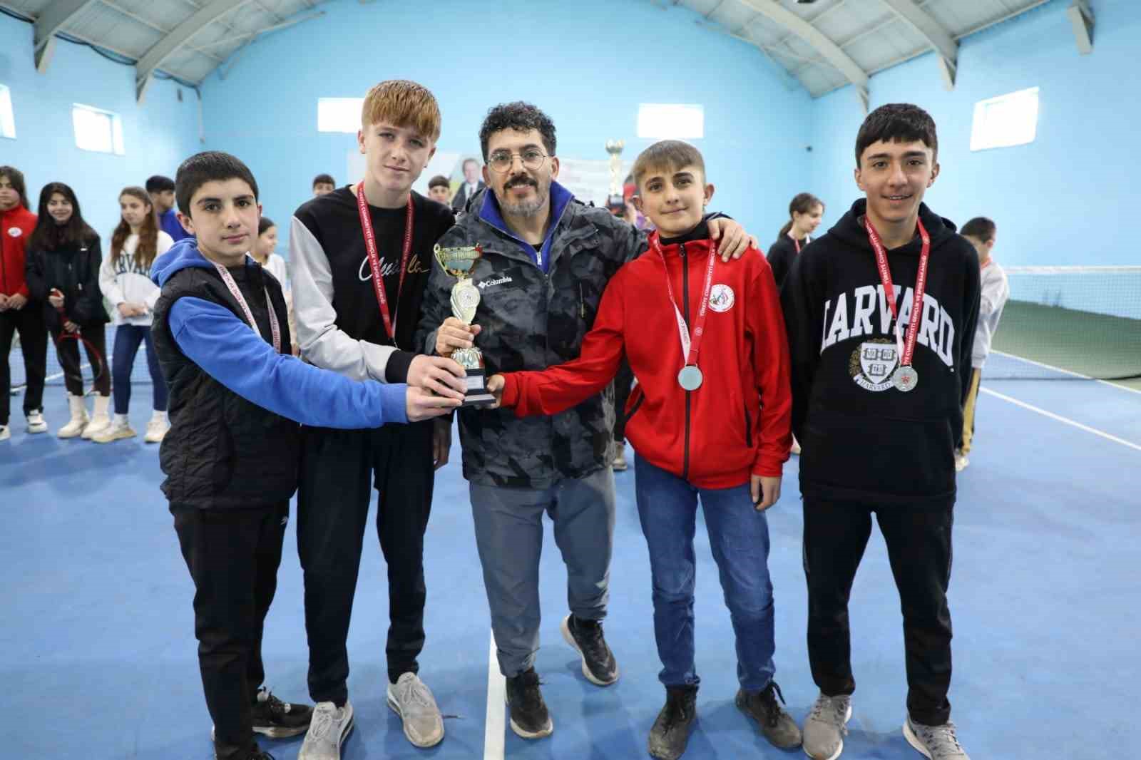 Ağrı&rsquo;da okul sporları tenis m&uuml;sabakaları sonu&ccedil;landı
