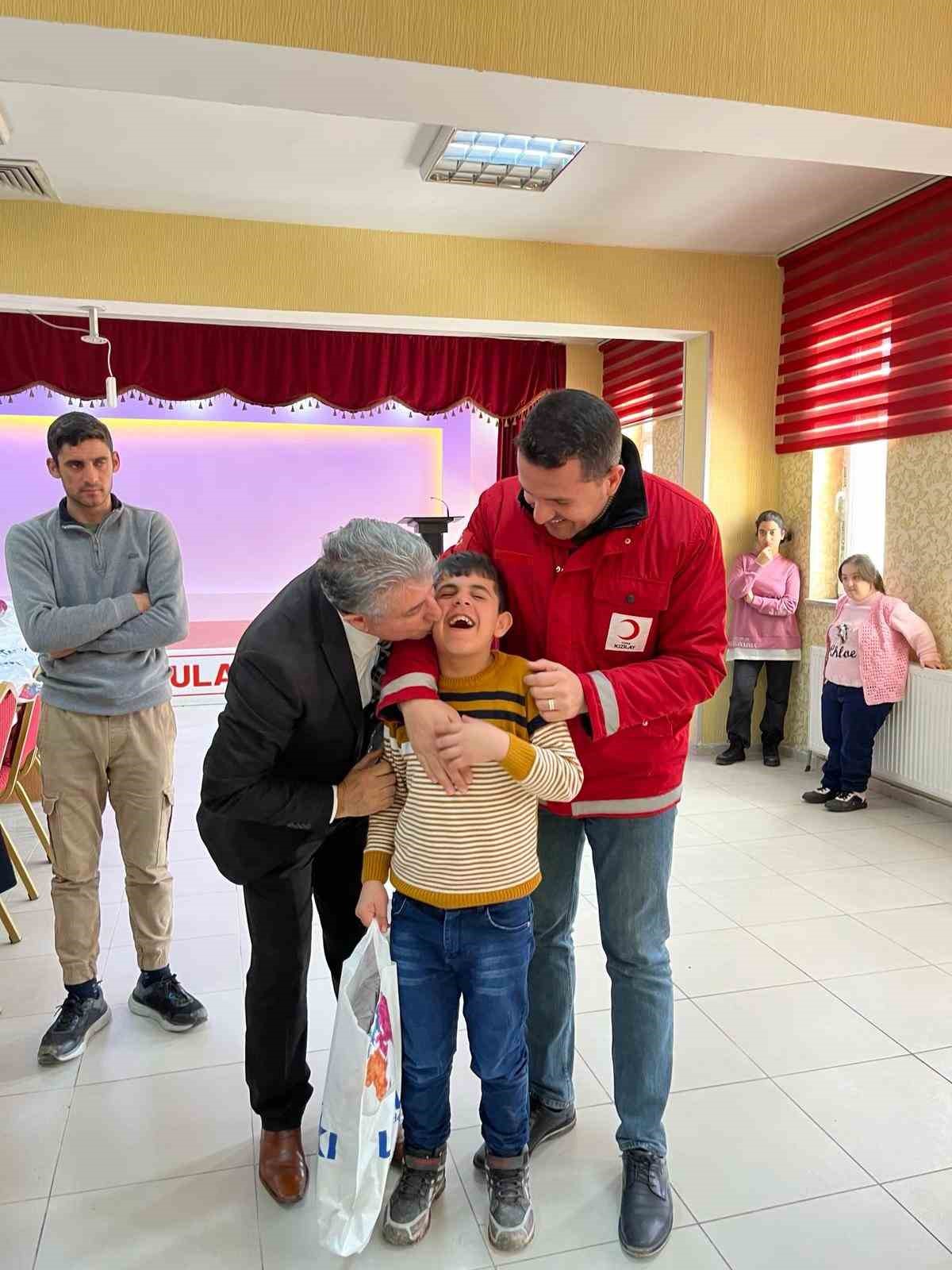 Ağrı’da Kızılay’dan özel öğrencilere kışlık yardım