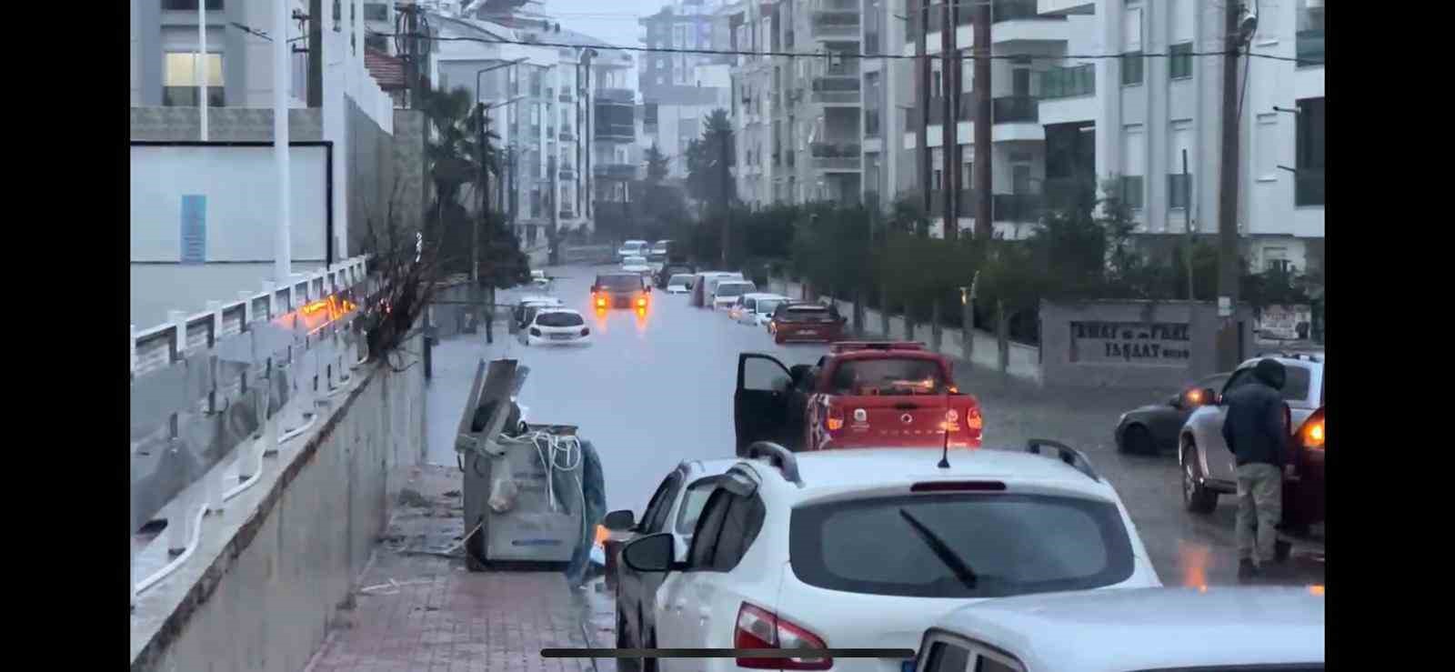 Antalya&rsquo;da yoğun yağış ve selden &ouml;t&uuml;r&uuml; okullar tatil edildi
