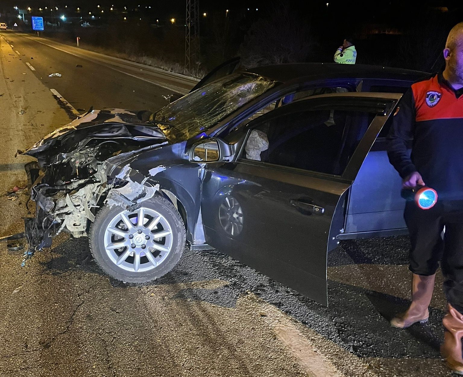 Otomobil tıra çarptı: 1’i ağır 2 yaralı