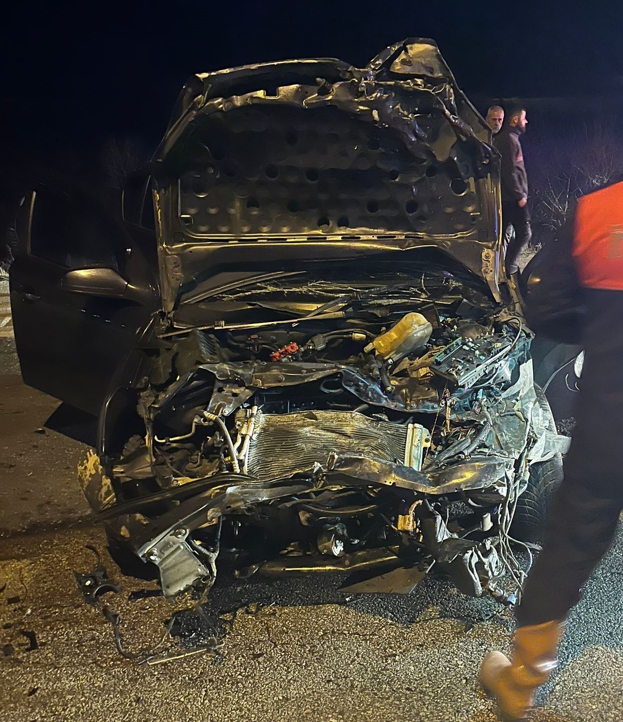 Otomobil tıra çarptı: 1’i ağır 2 yaralı