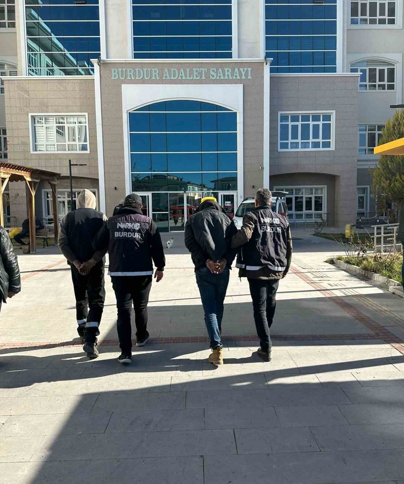 Durdurulan ara&ccedil;ta uyuşturucu &ccedil;ıktı, 2 şahıs tutuklandı
