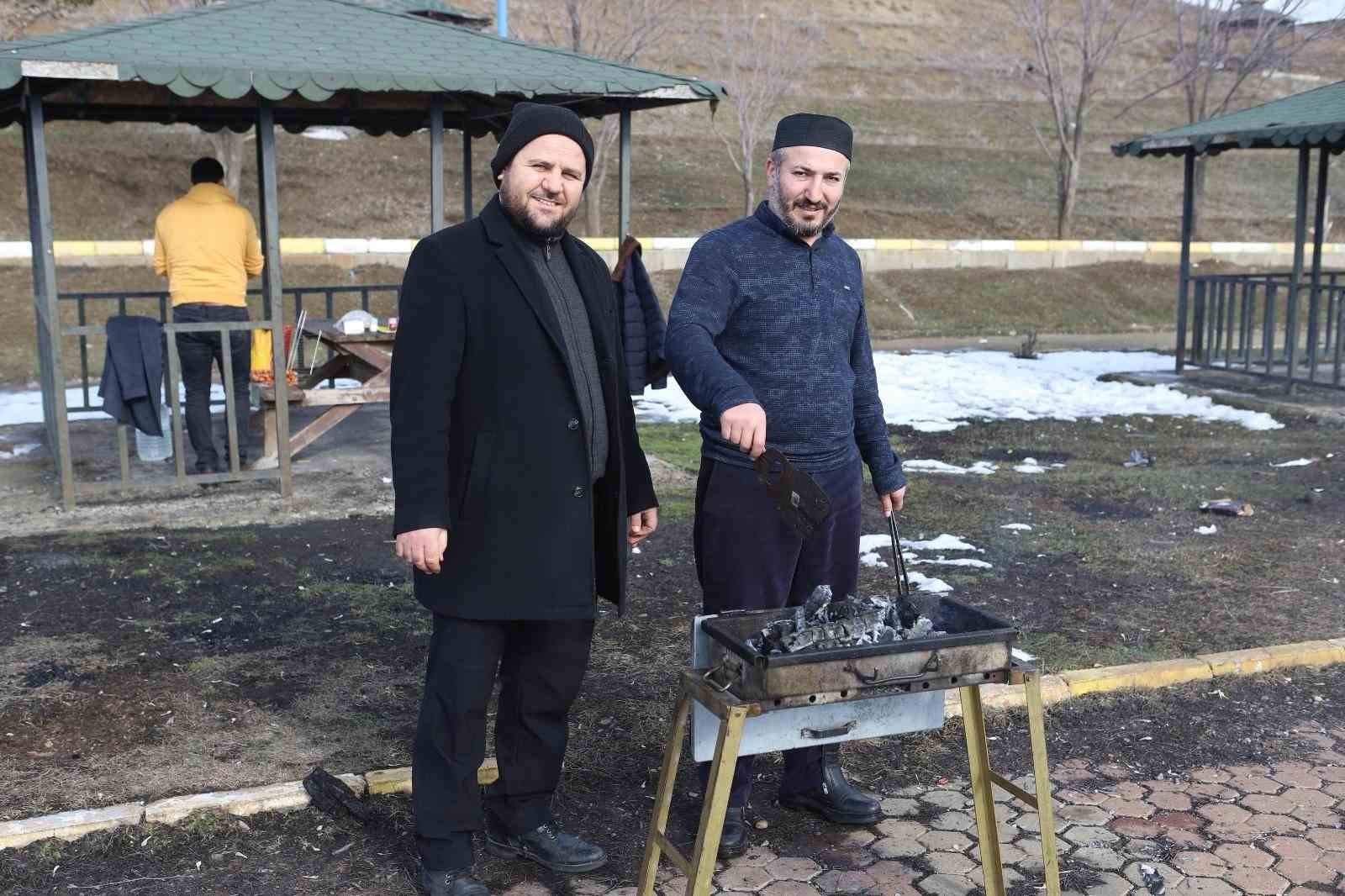 Ağrı&rsquo;da bahar havası etkili oldu, vatandaşlar pikniğe koştu
