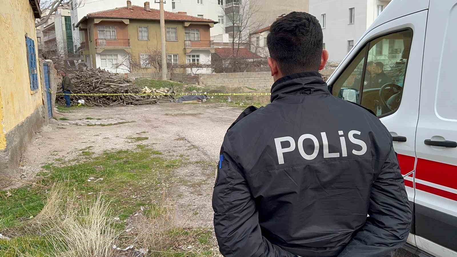 Odun keserken hayatını kaybeden adamın kalp krizinden &ouml;ld&uuml;ğ&uuml; belirlendi
