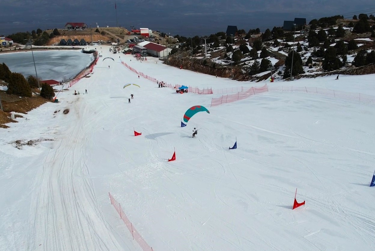Ergan Dağı&rsquo;nda yama&ccedil; paraş&uuml;tl&uuml; kayak keyfi
