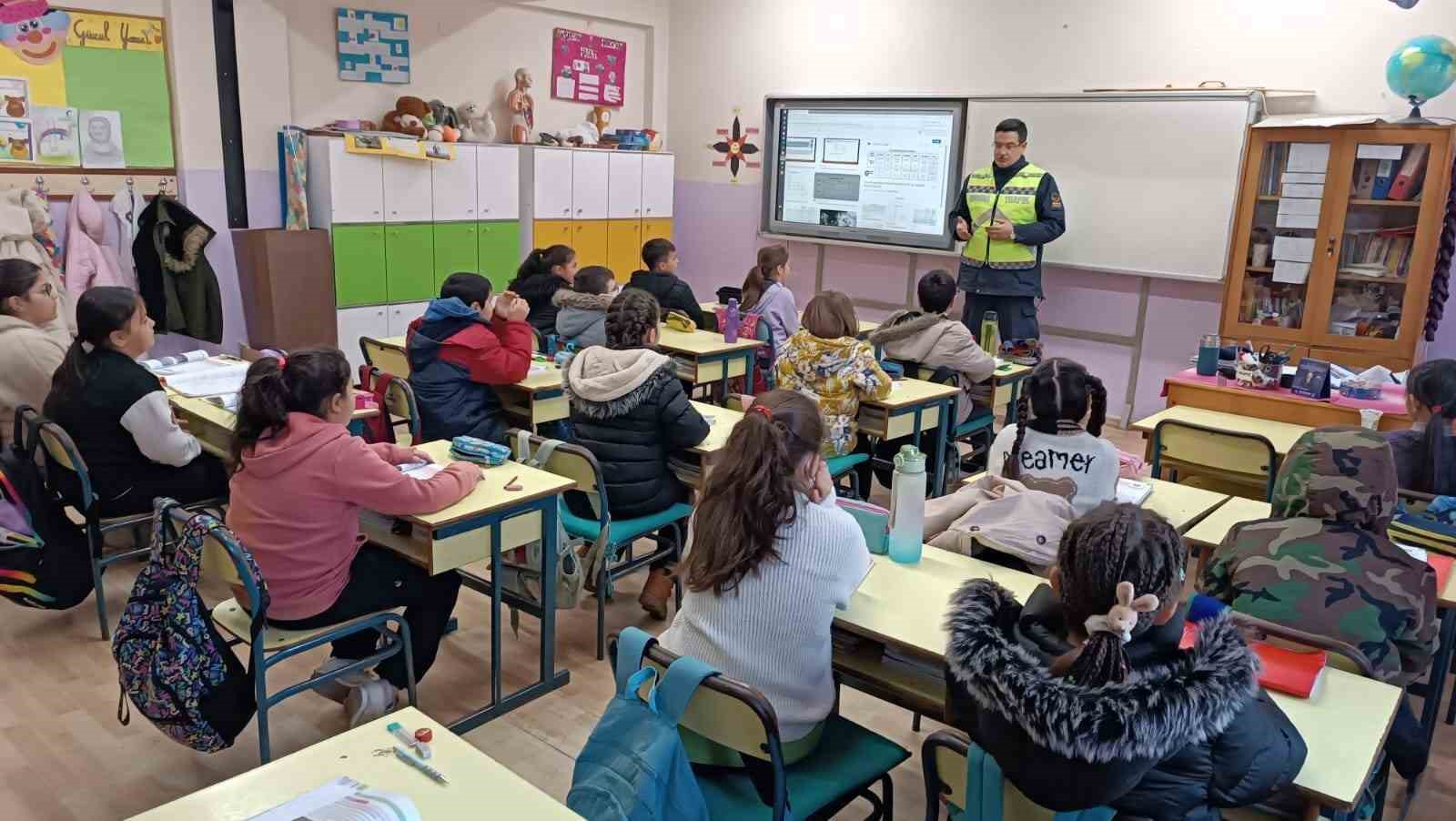 Jandarma’dan öğrencilere trafik eğitimi
