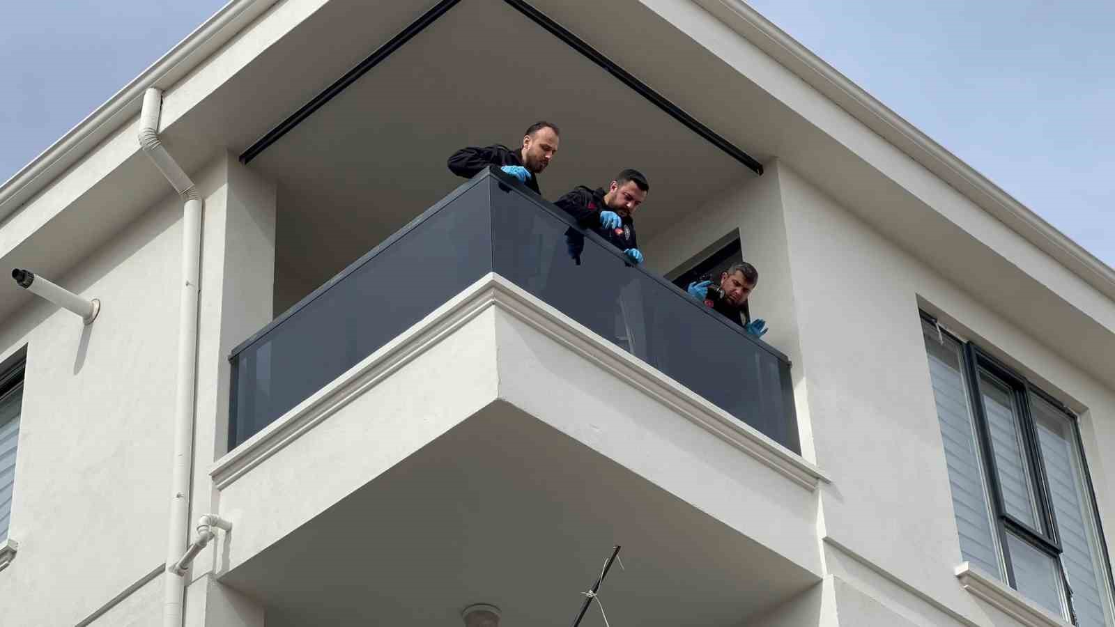 Cam balkon ustası montaj yaparken 3 kattan d&uuml;şerek ağır yaralandı
