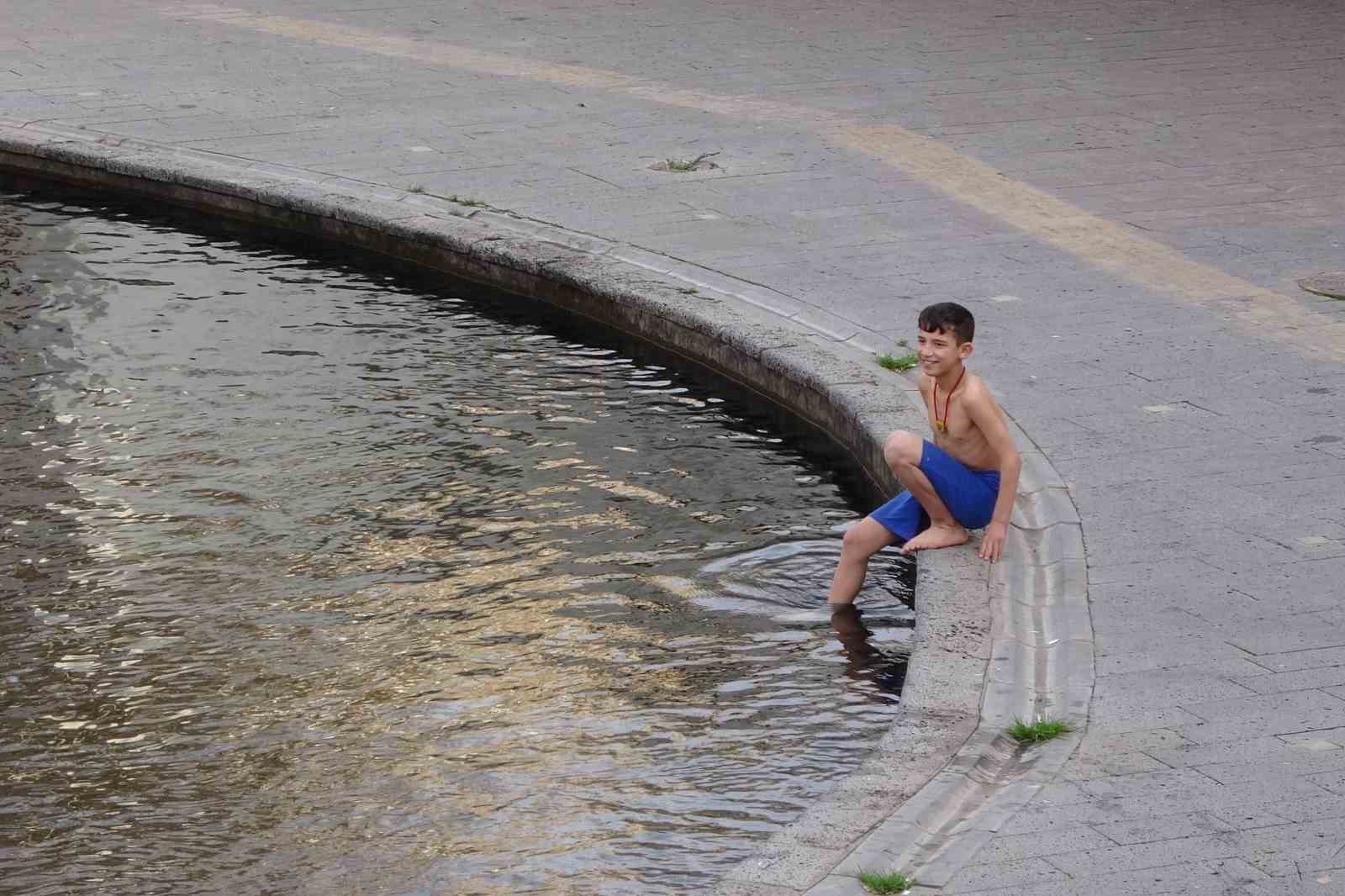 “Hava sıcak” deyip suya girdi, titreyerek röportaj verdi
