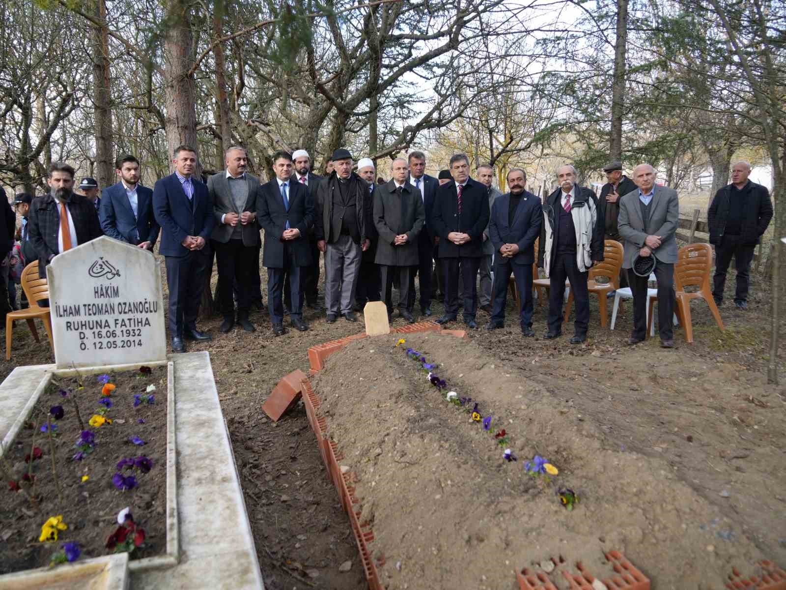 &Ccedil;anakkale T&uuml;rk&uuml;s&uuml;&rsquo;n&uuml;n yazarı Halk Ozanı İhsan Ozanoğlu kabri başında anıldı
