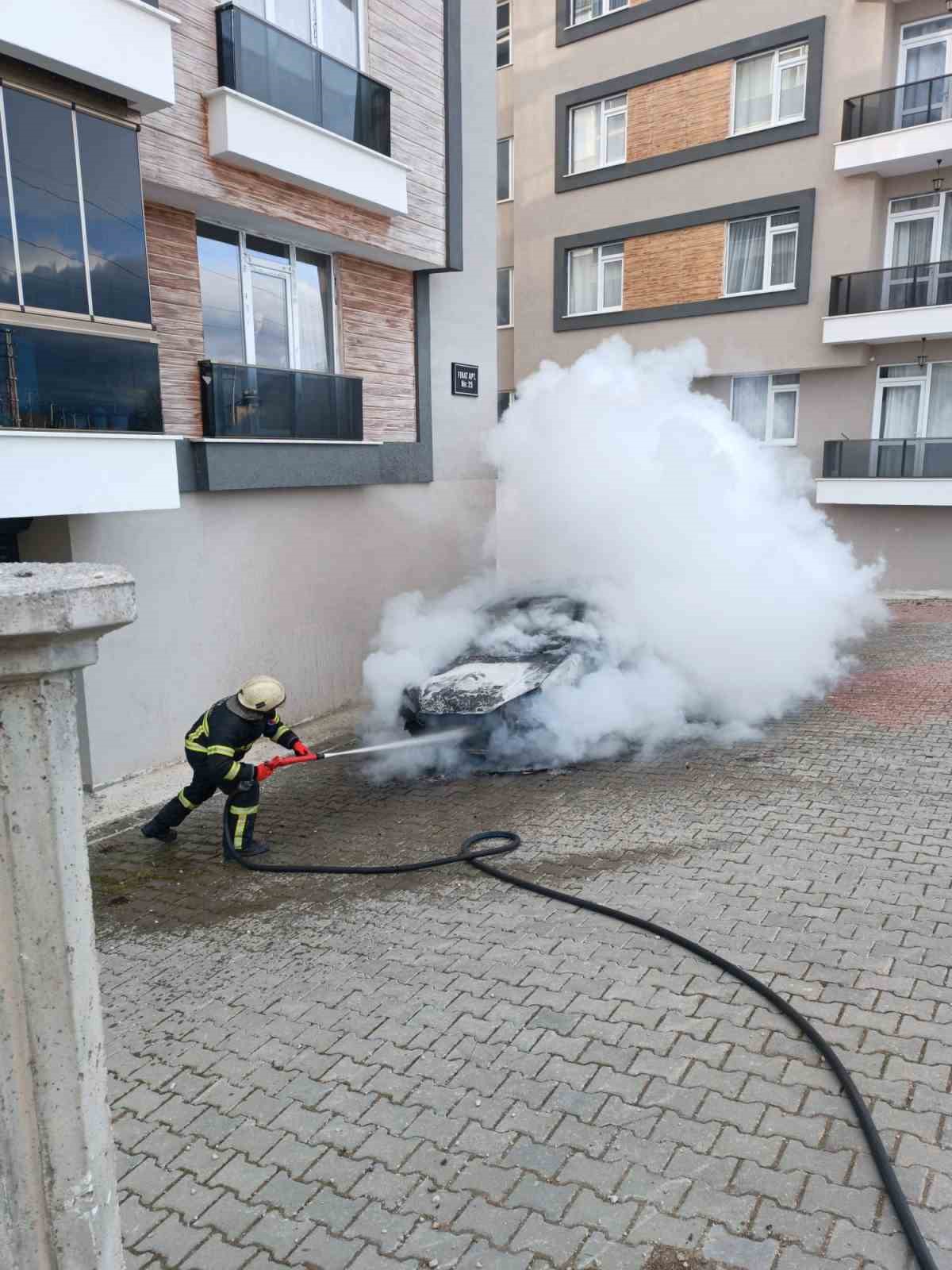 Park halindeyken yanan otomobil kullanılamaz hale geldi
