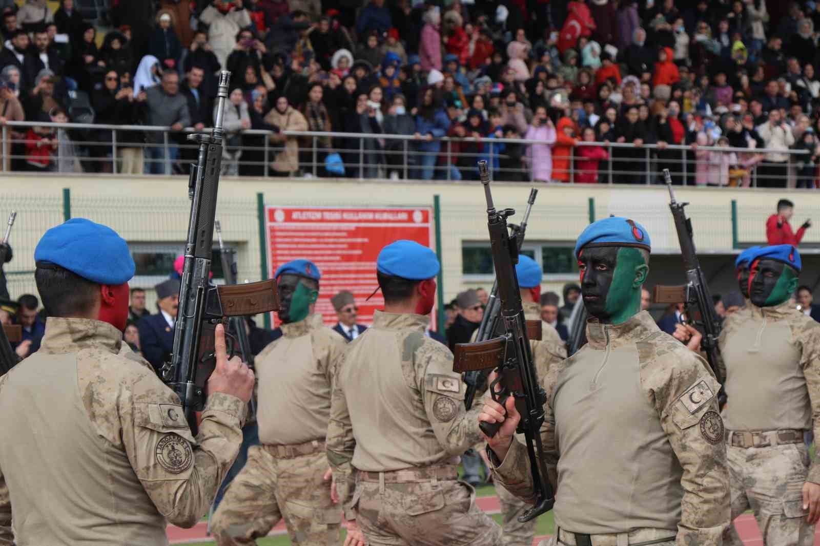 Solot&uuml;rk ve komandoların g&ouml;sterisi nefes kesti
