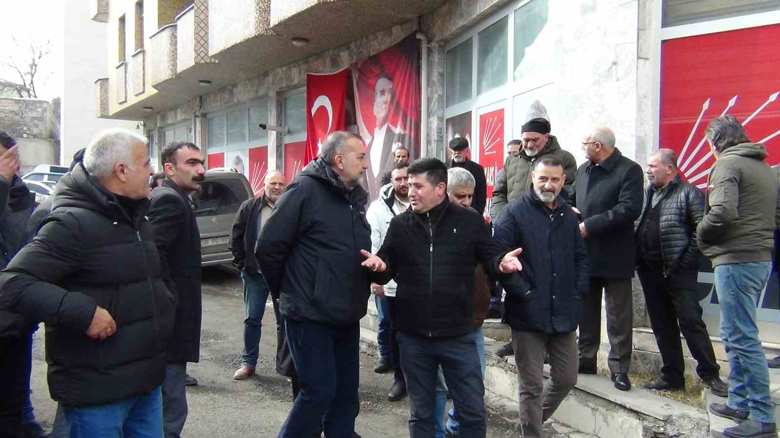 Kars CHP&rsquo;de başkan ve y&ouml;netime partililerden tepki
