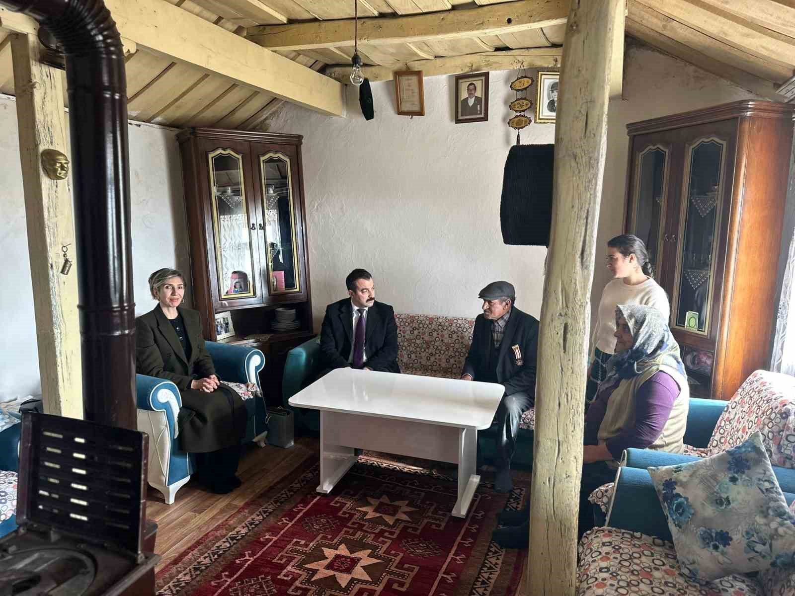 Kaymakam Akk&ouml;z&rsquo;den şehit ve gazi ailelerine anlamlı ziyaret
