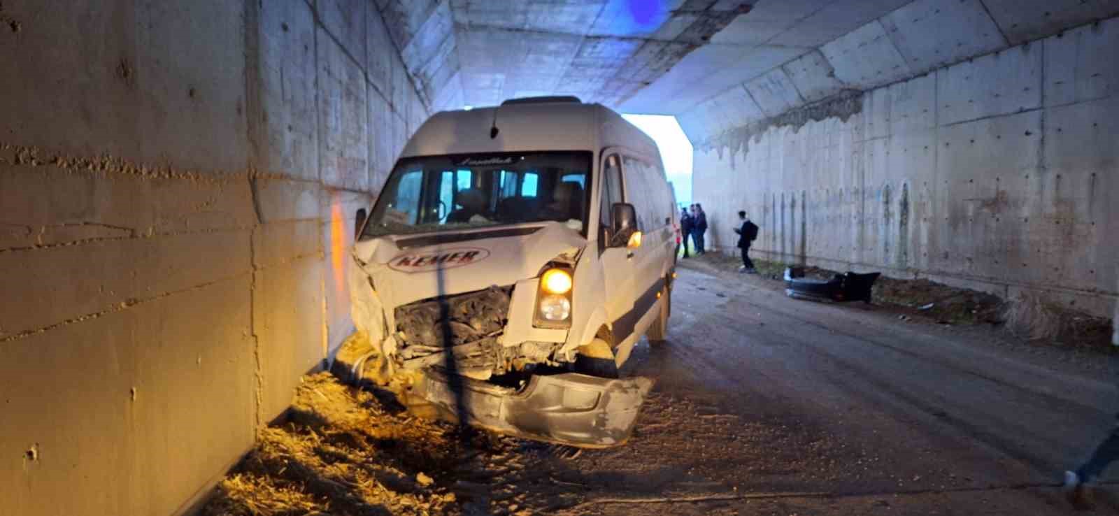 Burdur’da öğrenci servisi ile otomobil çarpıştı 14 yaralı