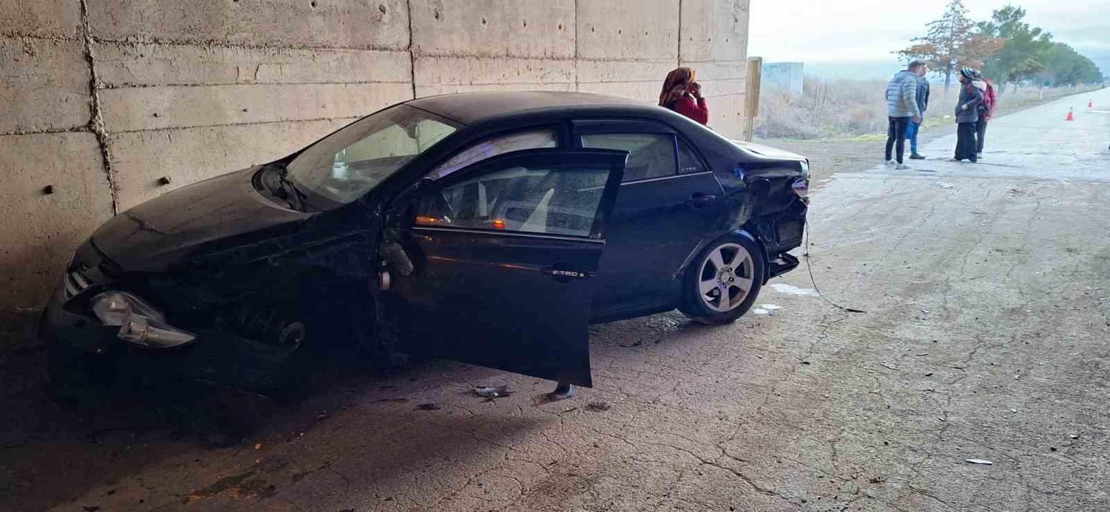 Burdur&rsquo;da &ouml;ğrenci servisi ile otomobil &ccedil;arpıştı 14 yaralı
