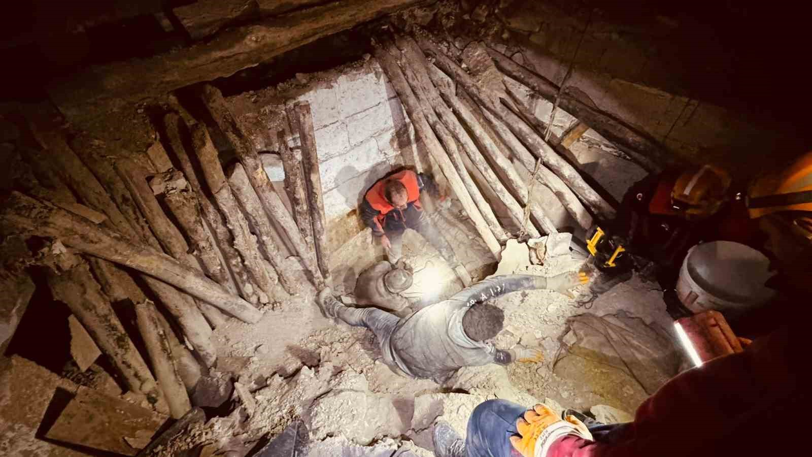 Şanlıurfa&rsquo;da 2 katlı ev &ccedil;&ouml;kt&uuml;: 1 kişi enkaz altında kaldı
