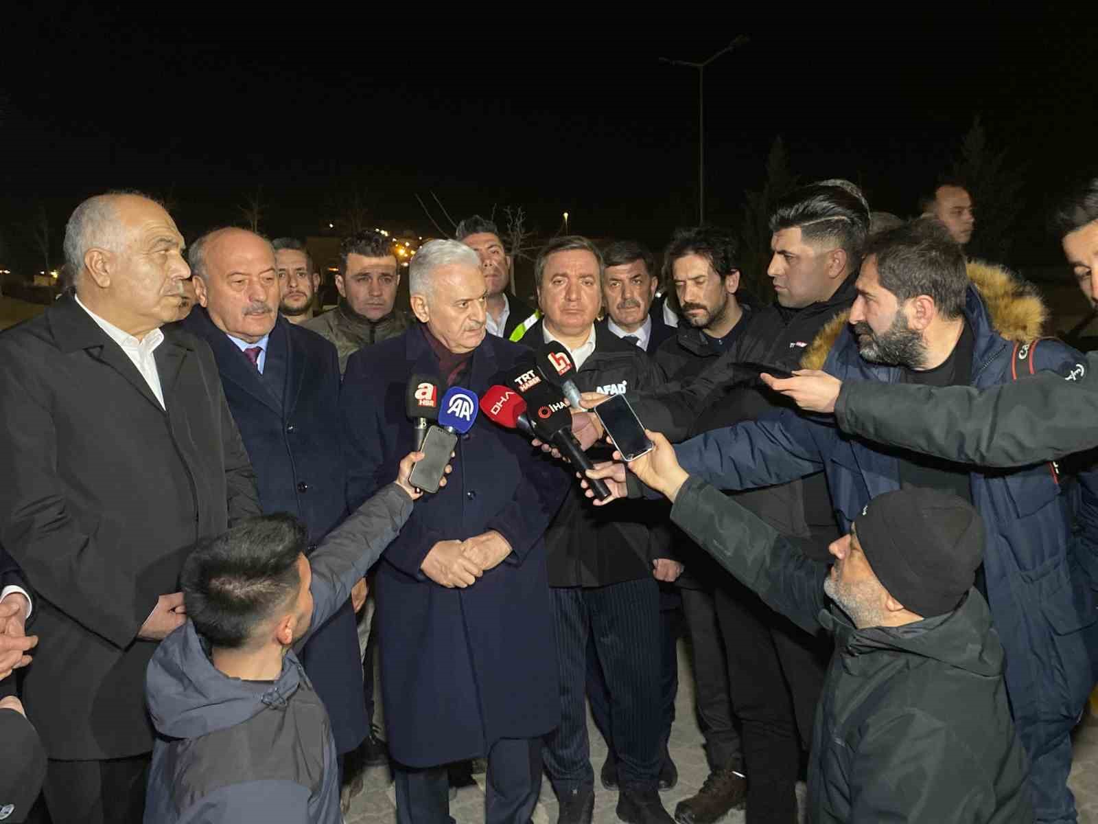 Binali Yıldırım: "Kurtarma çalışmaları gece de termal kameralar yardımıyla devam ediyor"