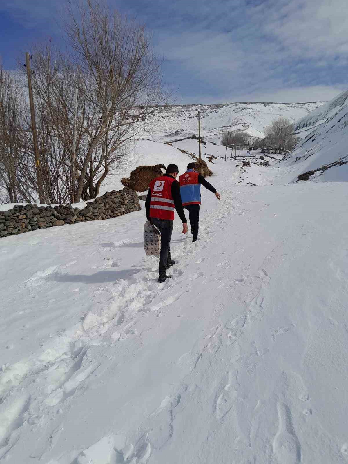 Kızılay ekipleri Hamur’da 470 haneye kıyafet ulaştırdı