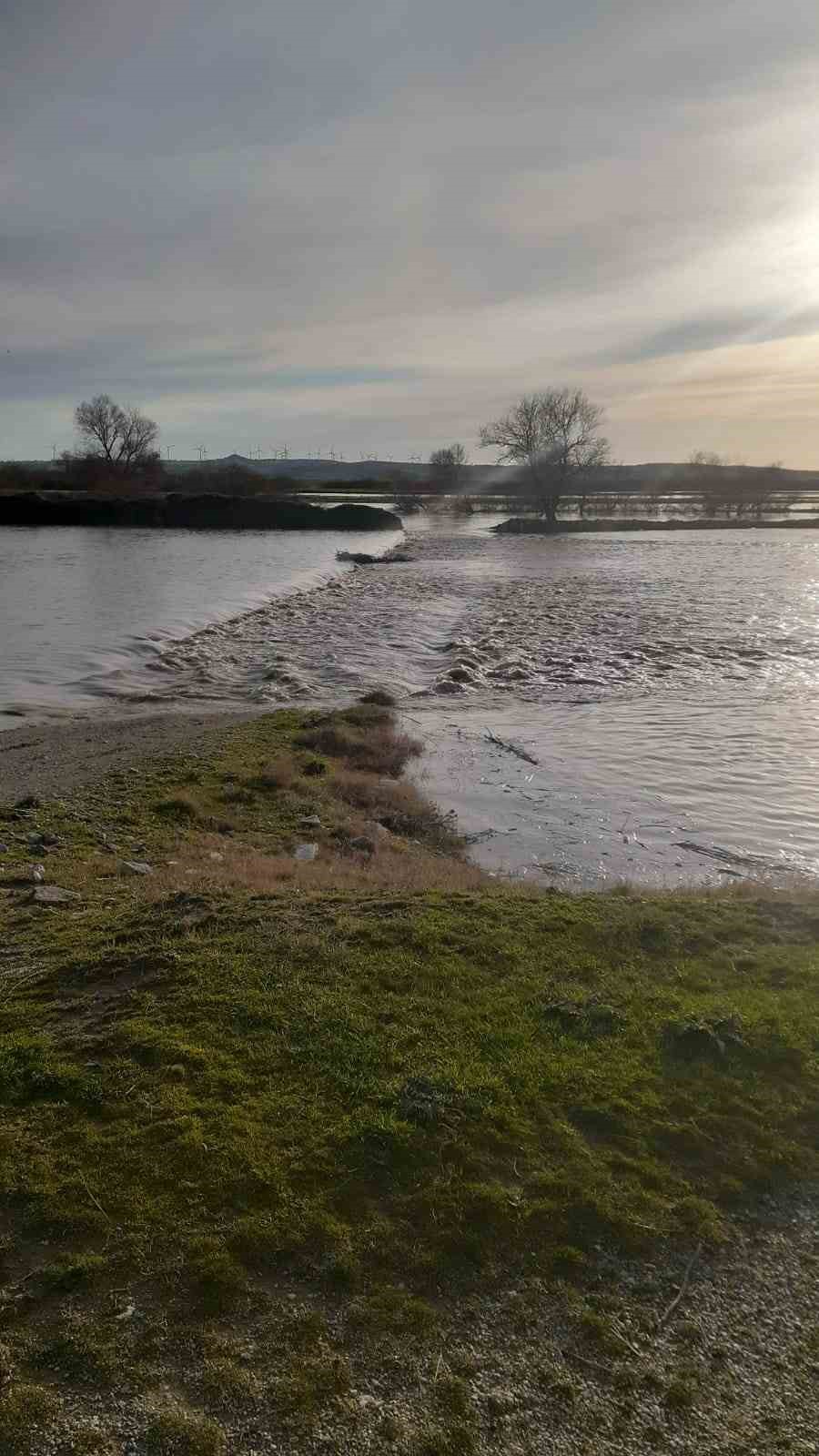 Karamenderes &Ccedil;ayı taştı, Kalafat k&ouml;y&uuml; ile Yenik&ouml;y yolu kapandı
