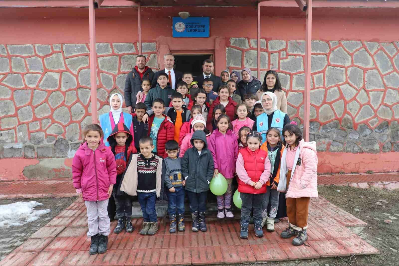 Ağrı’da öğrencilere kışlık yardım