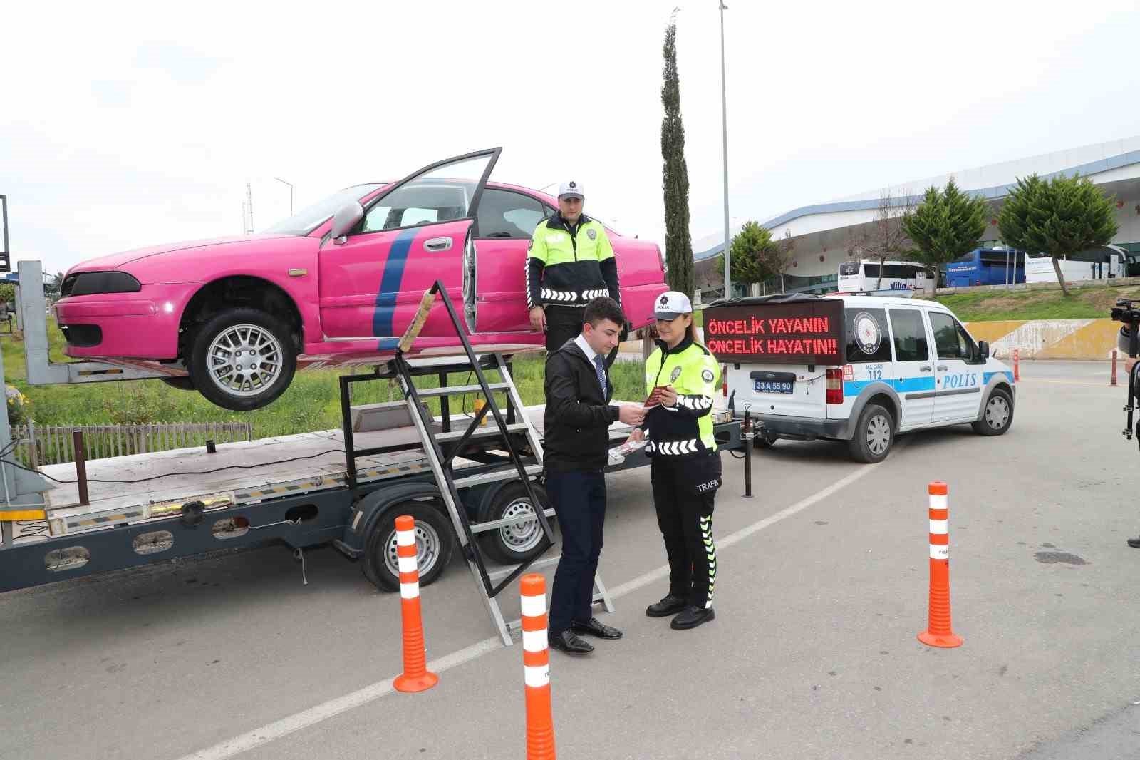 Mersin’de şehirler arası otobüslerin sürücü ve yolcularına emniyet kemeri uyarısı
