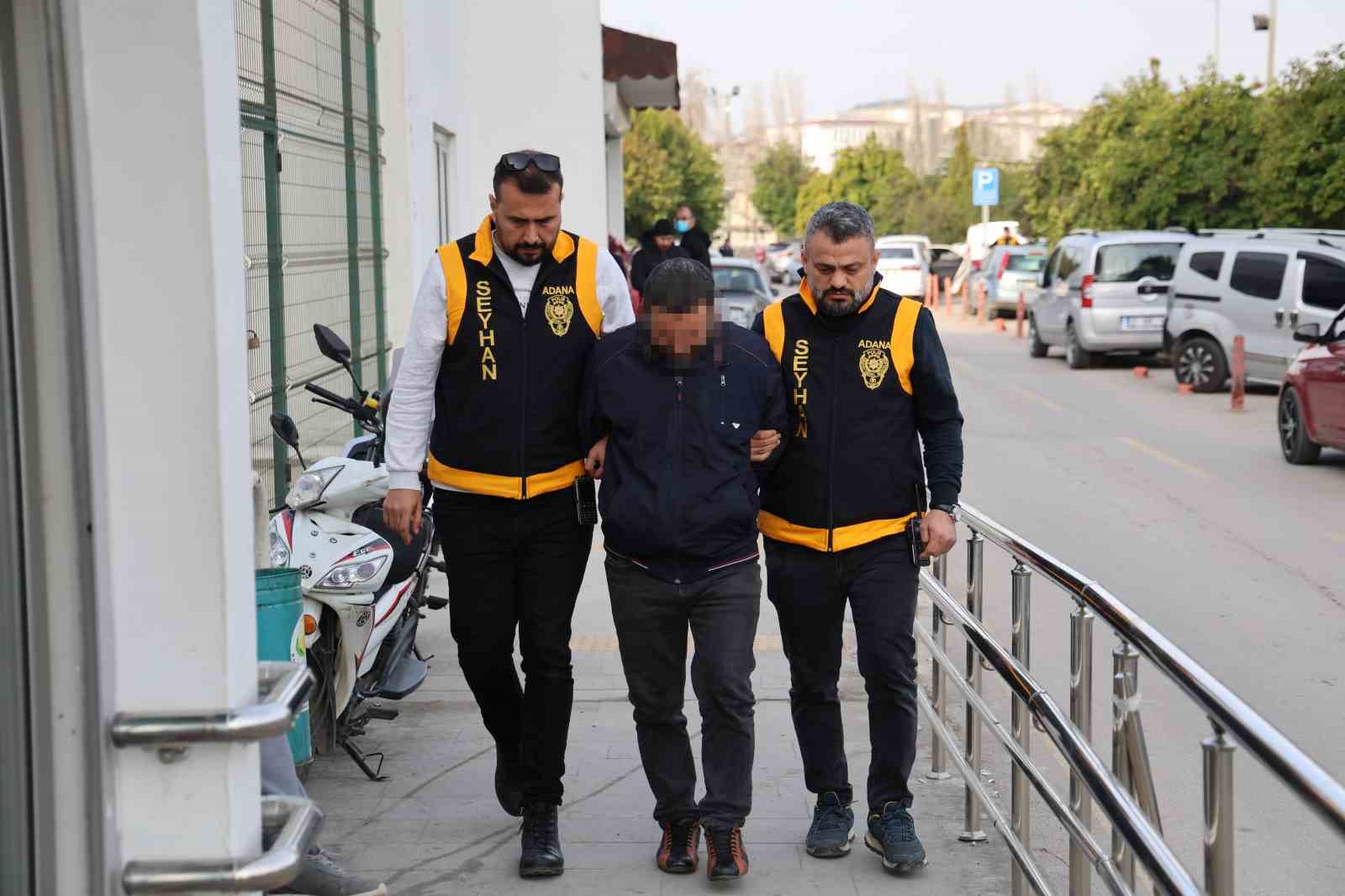 Polisin operasyon yaptığı evden uzun namlulu silah ve tabancalar &ccedil;ıktı
