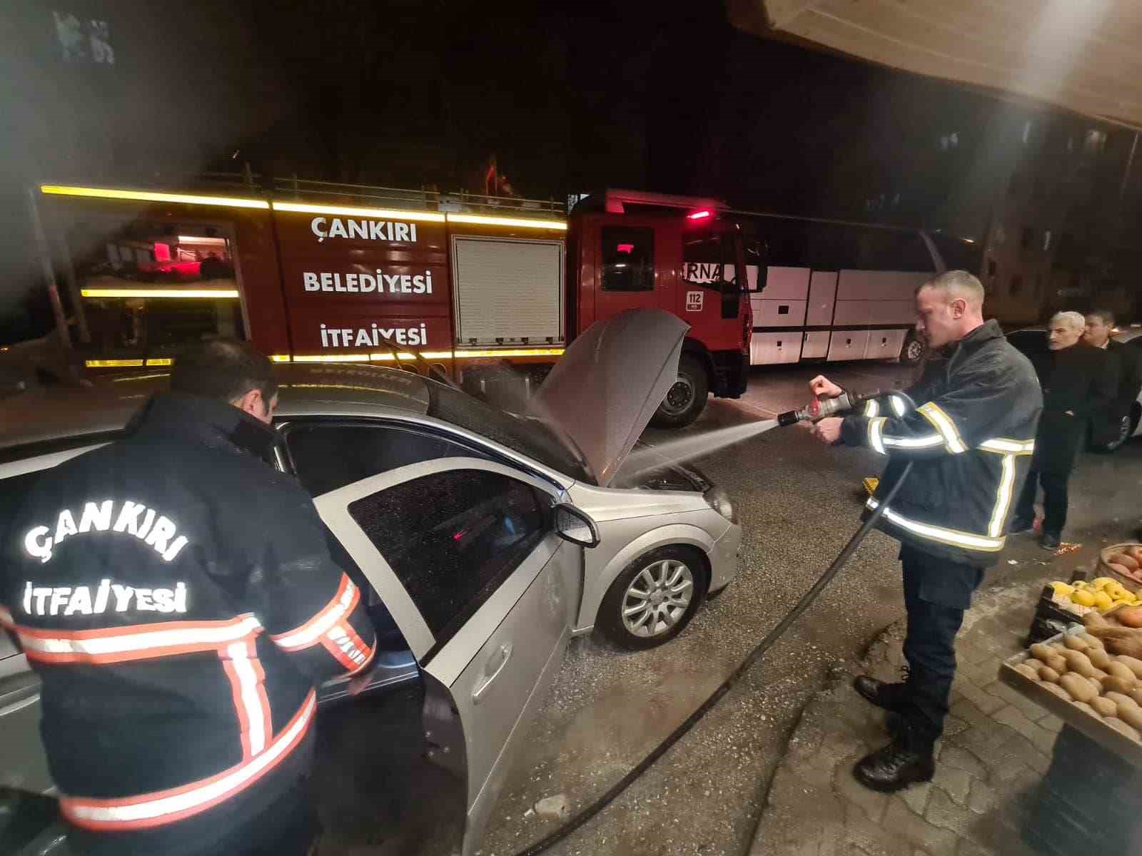 Otomobilde çıkan yangını itfaiye ekipleri söndürdü