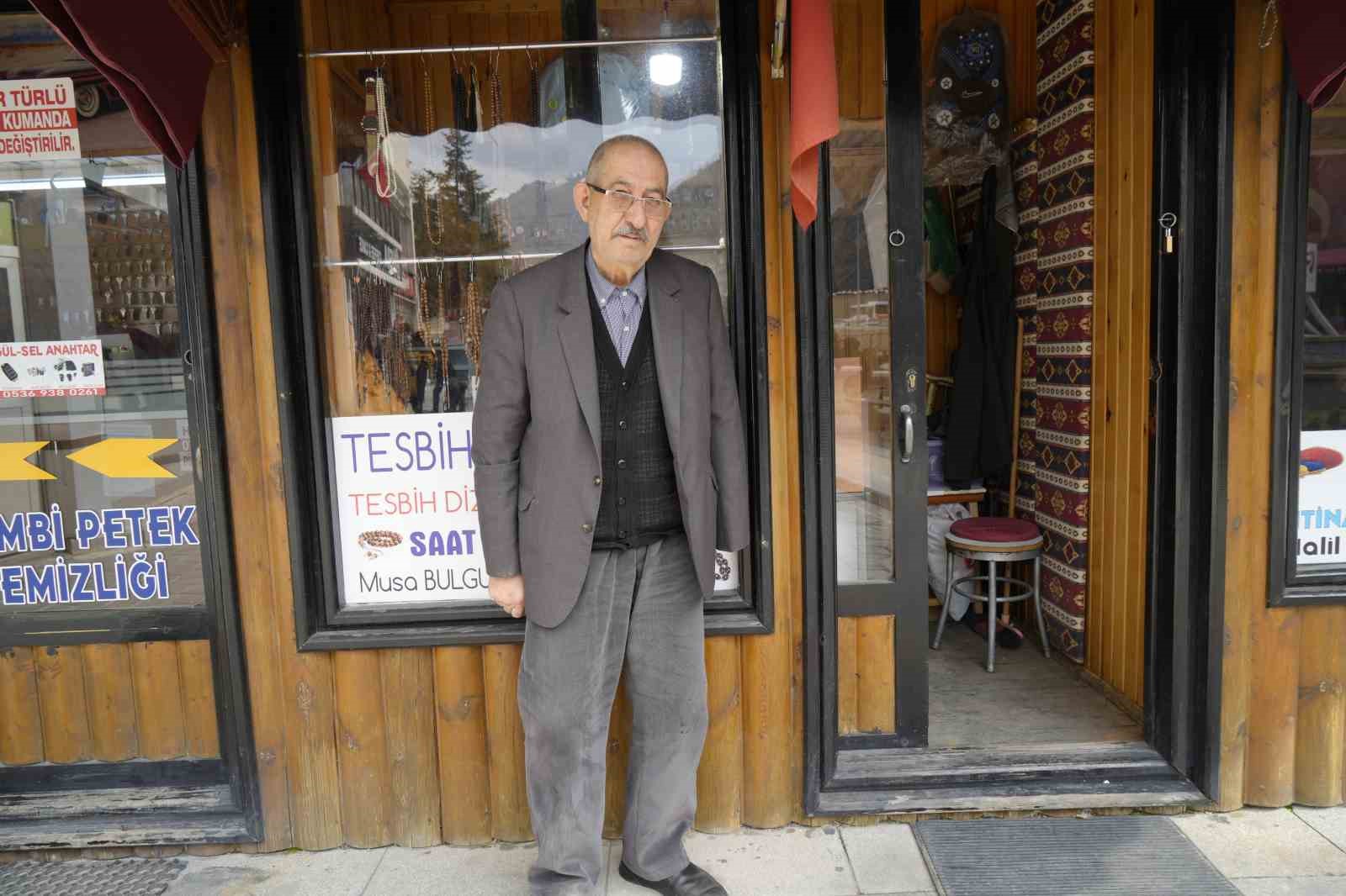 G&uuml;m&uuml;şhane&rsquo;de 35 yıldır tek eliyle tesbih diziyor
