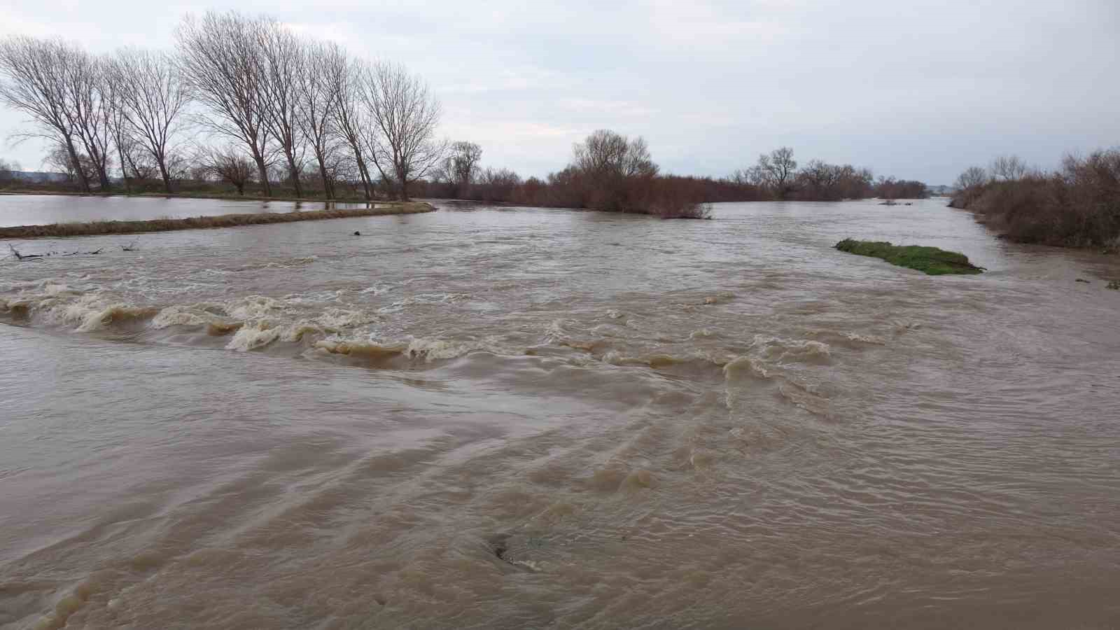 Karamenderes &Ccedil;ayı&rsquo;nın taşmasıyla sular altında kalan tarlalar dronla g&ouml;r&uuml;nt&uuml;lendi

