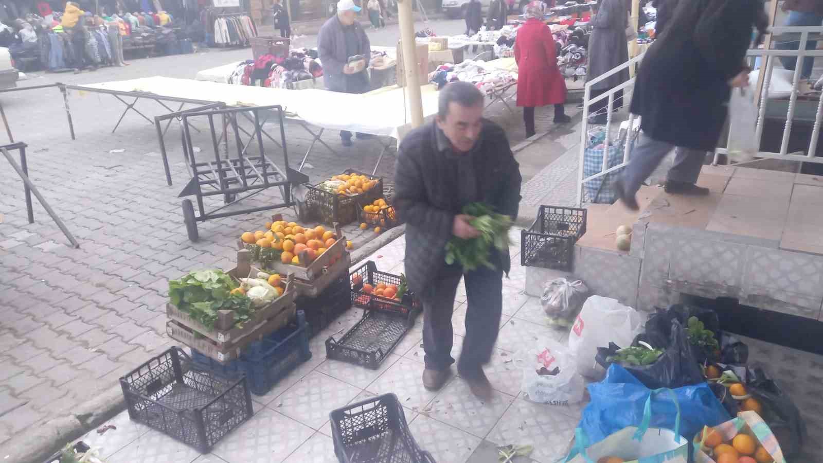 Pazardan topladığı malzemeleri ihtiya&ccedil; sahiplerine dağıtıyor
