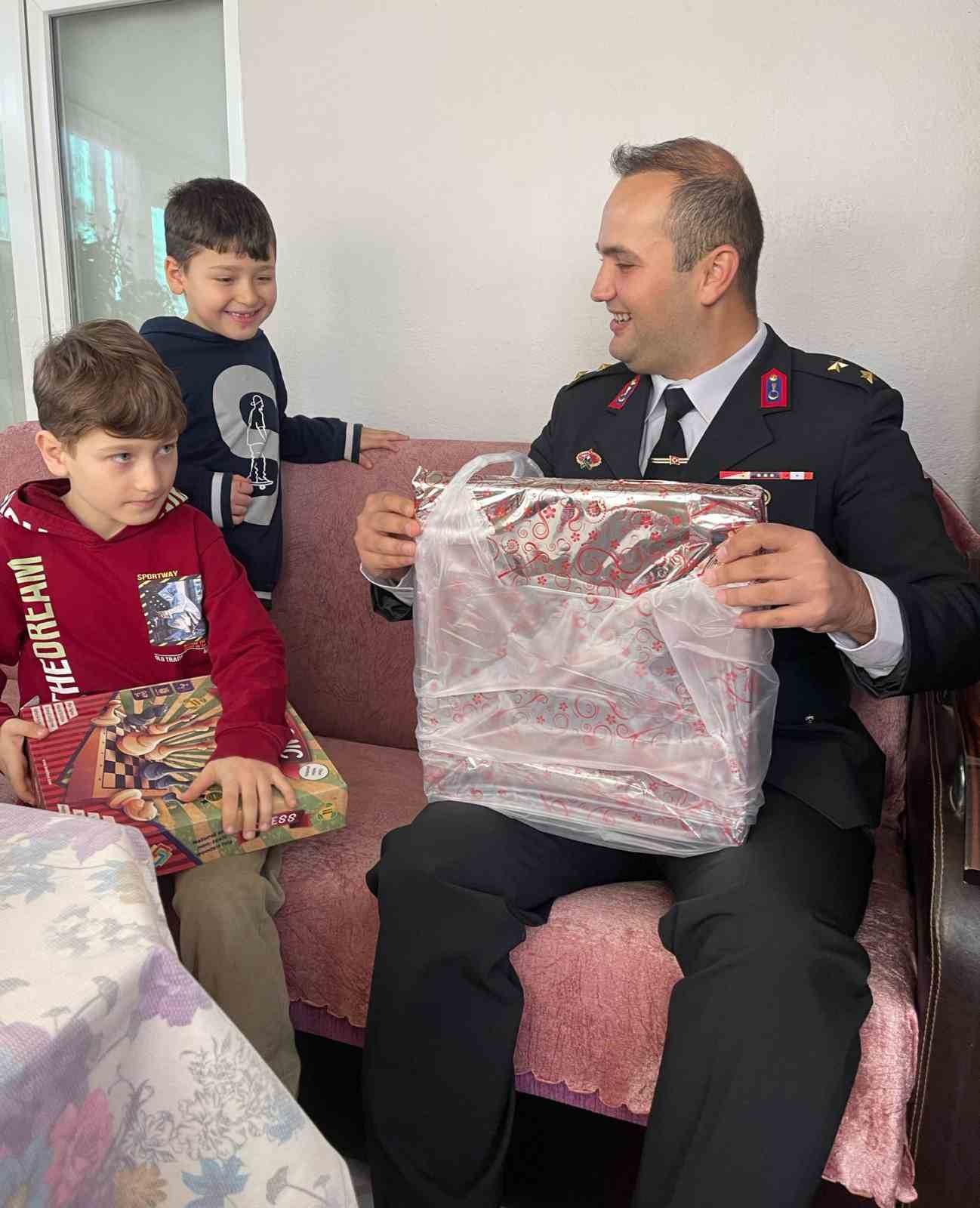 Jandarma, şehidin emanetini yalnız bırakmadı

