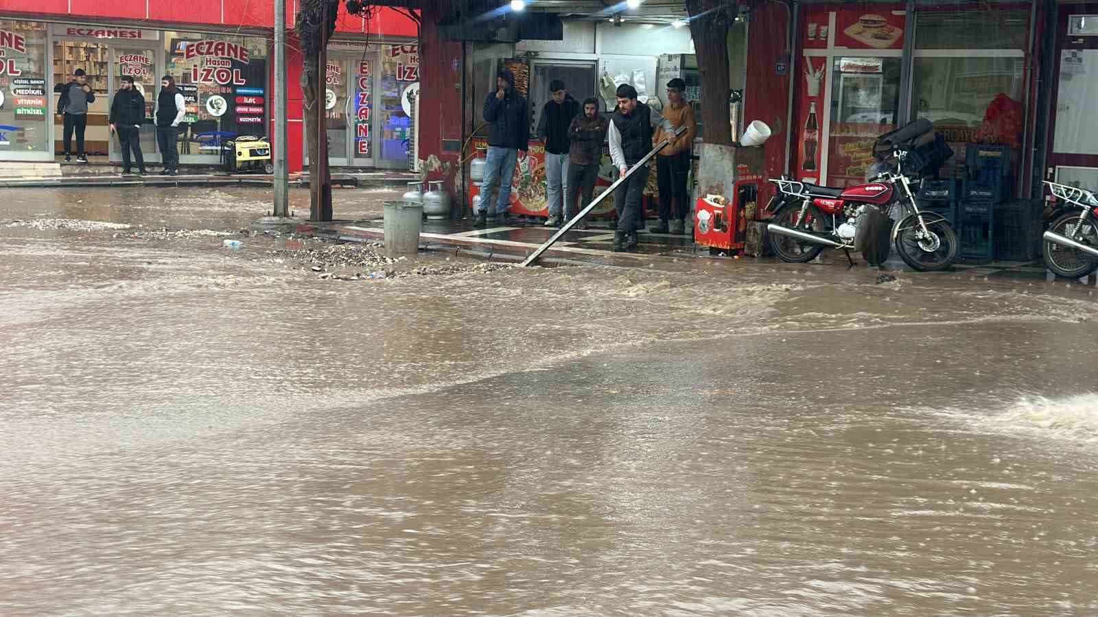 Siverek’te şiddetli yağış su baskınlarına neden oldu