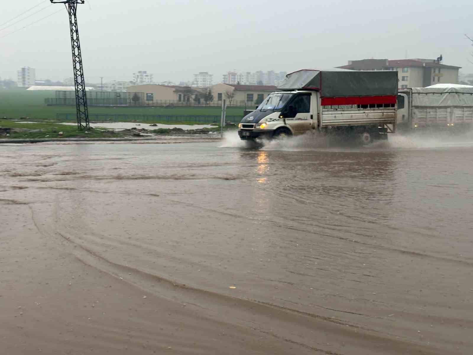 Siverek&rsquo;te şiddetli yağış su baskınlarına neden oldu
