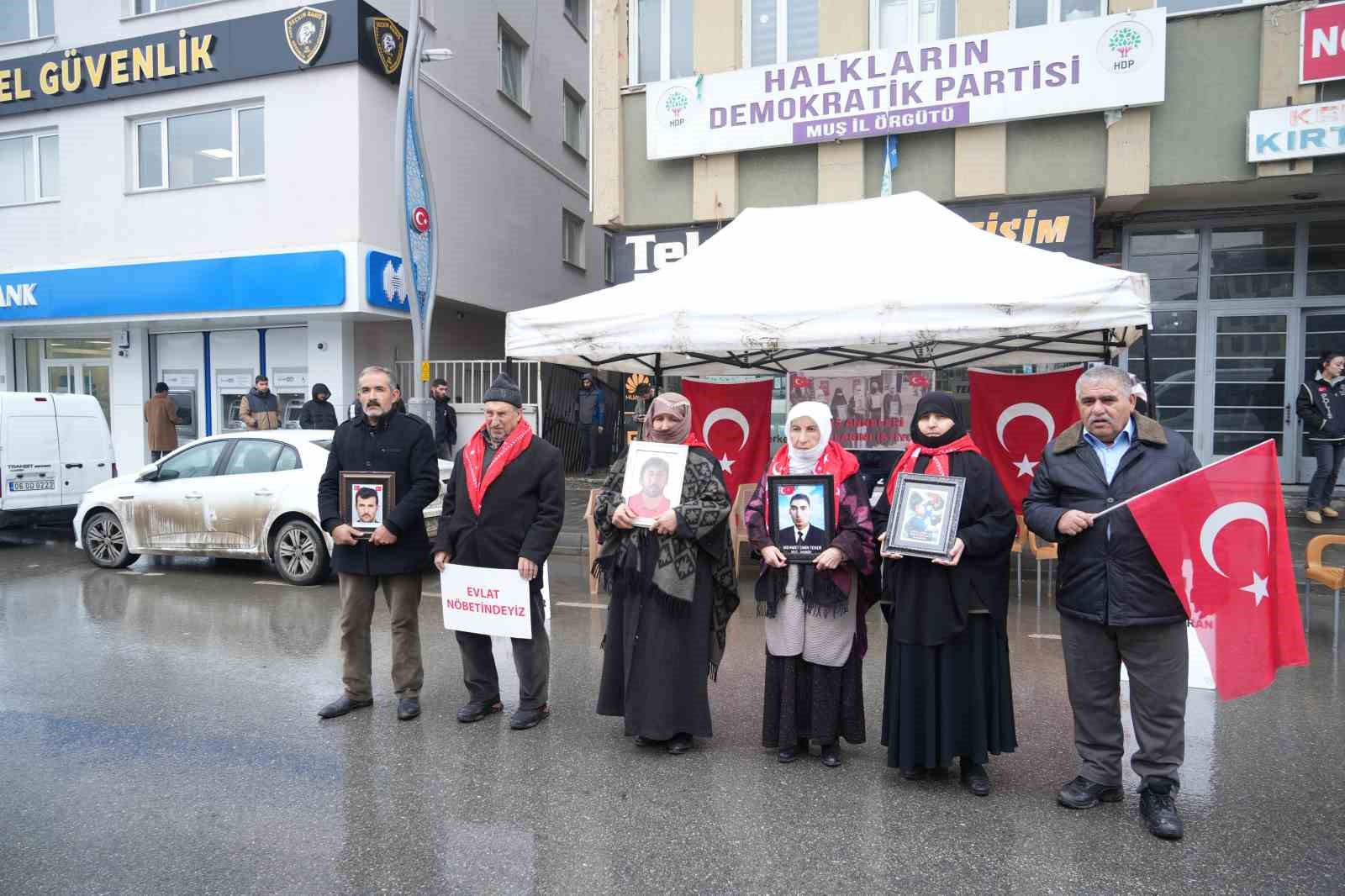 Muşlu ailelerin evlat nöbeti devam ediyor
