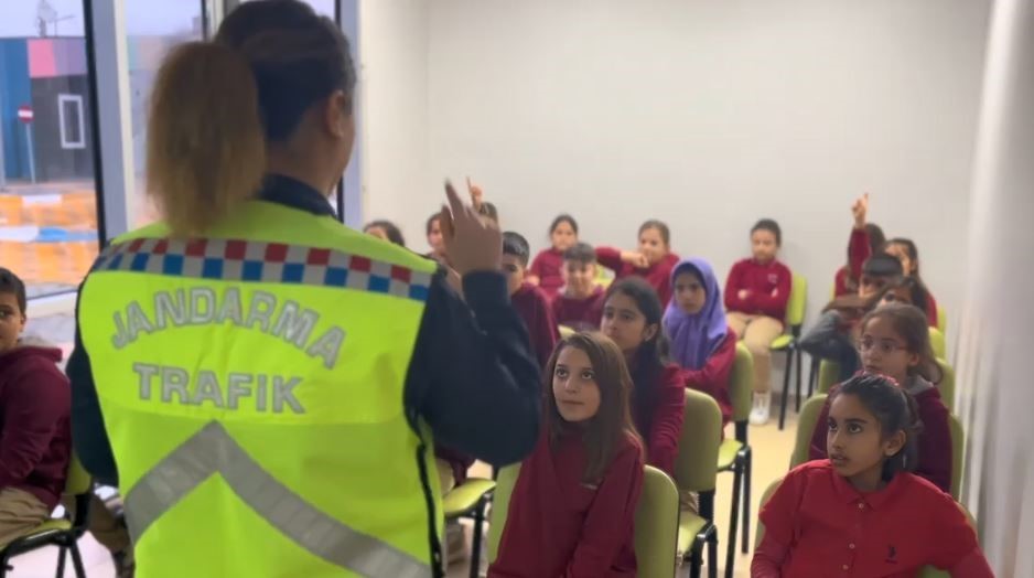 Jandarma ekipleri bu sefer de okulda &ouml;ğretmen oldu
