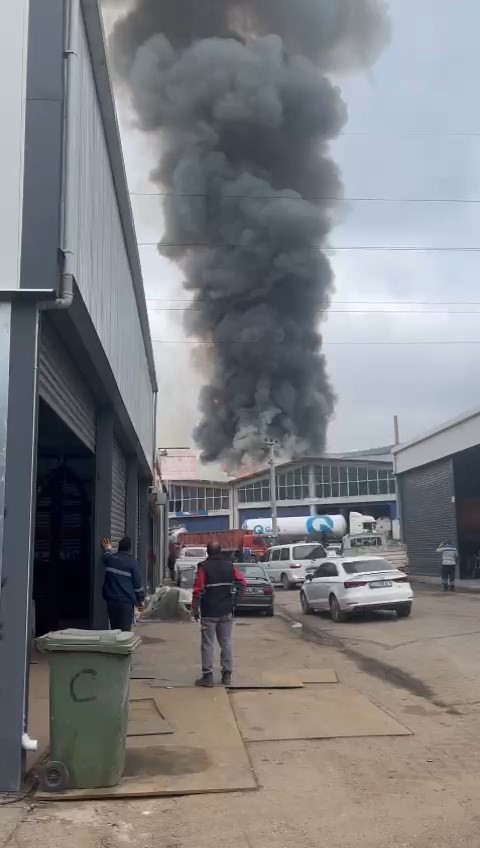 Sahte içki imalathanesi olarak kullanılan depo alev alev yandı 