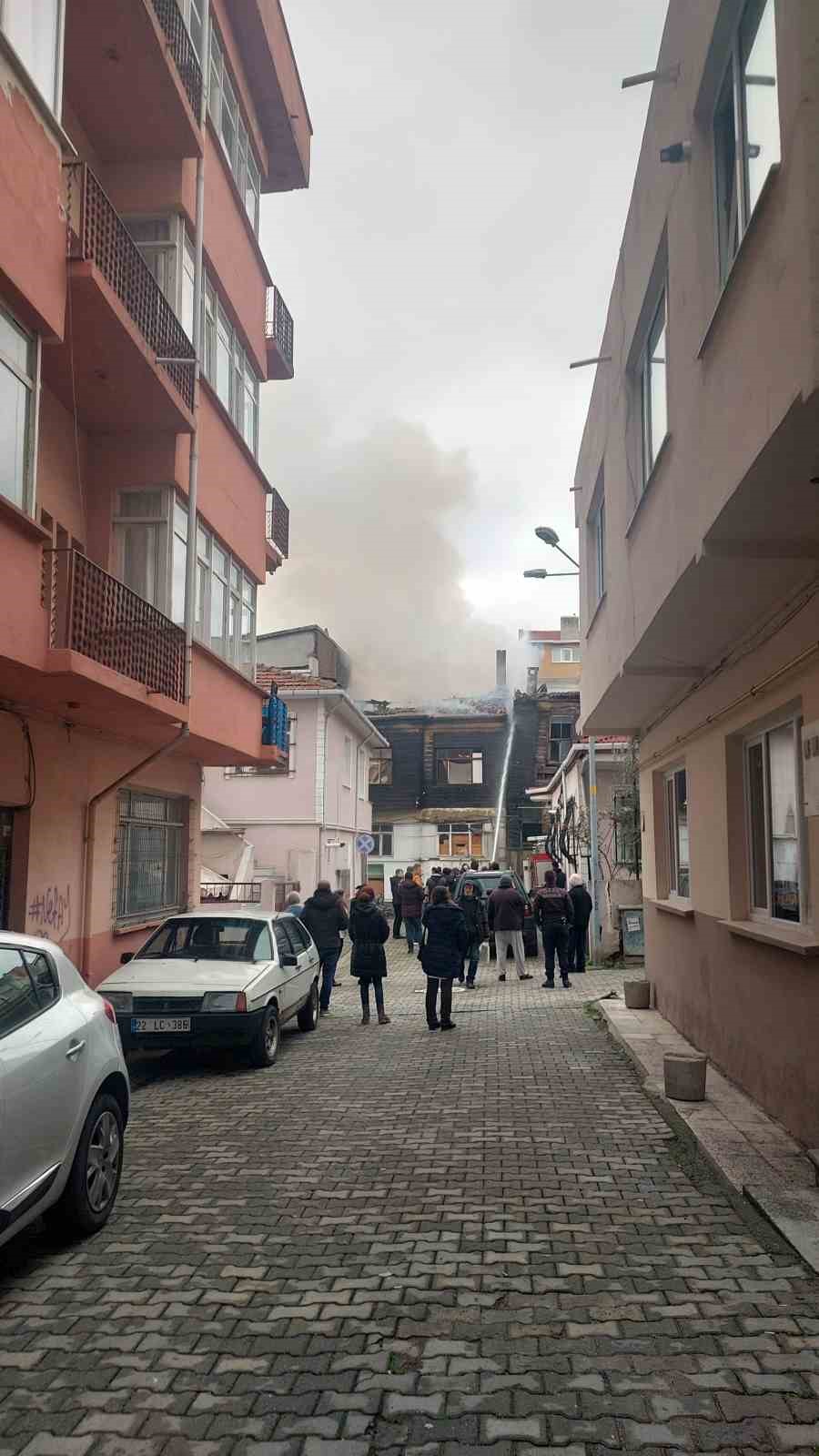 Metruk bina alev alev yandı
