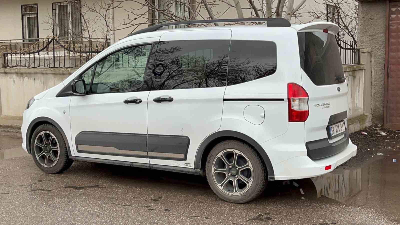 Hafif ticari ara&ccedil; elektrikli motosiklete &ccedil;arptı: 1 yaralı
